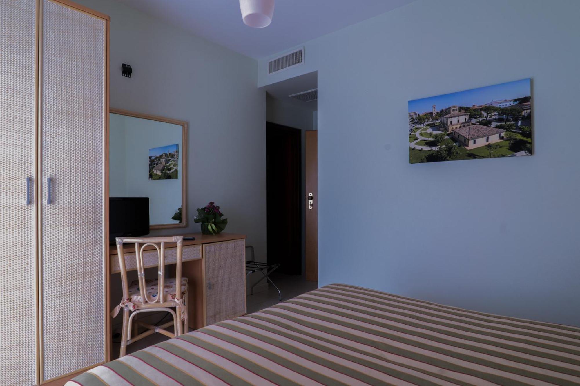 Hotel Jollino Pineto Buitenkant foto
