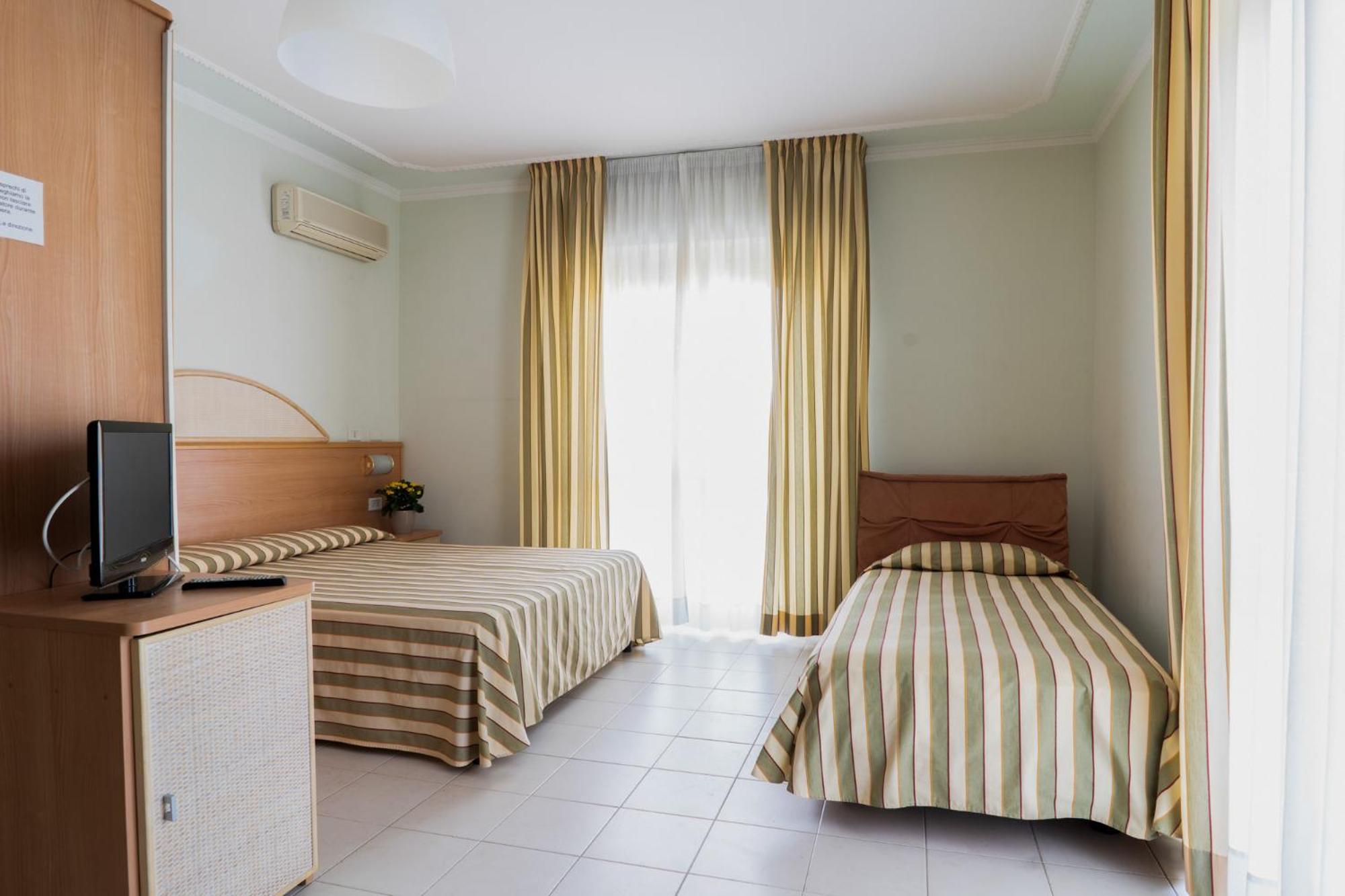 Hotel Jollino Pineto Buitenkant foto